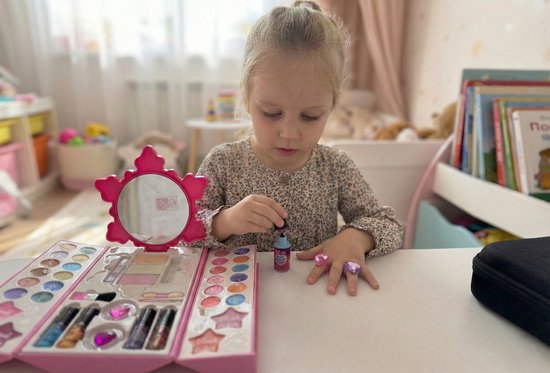 Luxe Kinder Make-up Set in Handtas met Oogschaduw & Lipgloss - 45-delige Cosmetica Koffer met Peel-Off Nagellak & Spiegel - 100% Afwasbaar & Veilige Ingrediënten - Hét Cadeau voor Verjaardag - Uitgebreid Speelgoed Cadeau voor Meisjes Vanaf 5 Jaar