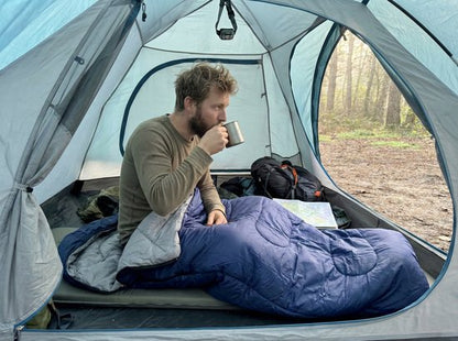 Lichtgewicht Slaapzak 1.5kg voor Volwassenen - Compacte Envelop Slaapzak met Capuchon - 220x75 cm - Waterafstotend 380T Nylon - 4 Seizoenen - Machine Wasbaar - Ideaal voor Kamperen, Logeren & Wandelen - 2×Wegs Rits Inclusief Compressiezak - Blauw