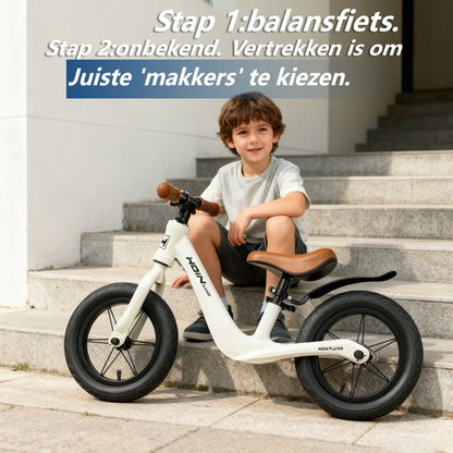 Loopfiets 12 inch met rubberen luchtbanden - Kinderfiets - Lichtgewicht magnesiumframe (0,65 kg) - Inclusief fietspomp - Verstelbaar zadel (31-45 cm) - Totaalgewicht 3,1 kg - Antislip handvatten - Stalen spaken - Voor kinderen vanaf 2 jaar - Wit