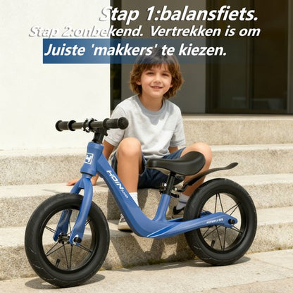 Loopfiets 12 inch met rubberen luchtbanden - Kinderfiets - Lichtgewicht magnesiumframe (0,65 kg) - Inclusief fietspomp - Verstelbaar zadel (31-45 cm) - Totaalgewicht 3,1 kg - Antislip handvatten - Stalen spaken - Voor kinderen vanaf 2 jaar - Blauw
